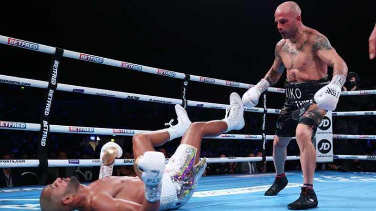 Kiko Martínez mandando a la lona a Kid Galahad para conseguir el título de peso pluma de la IBF