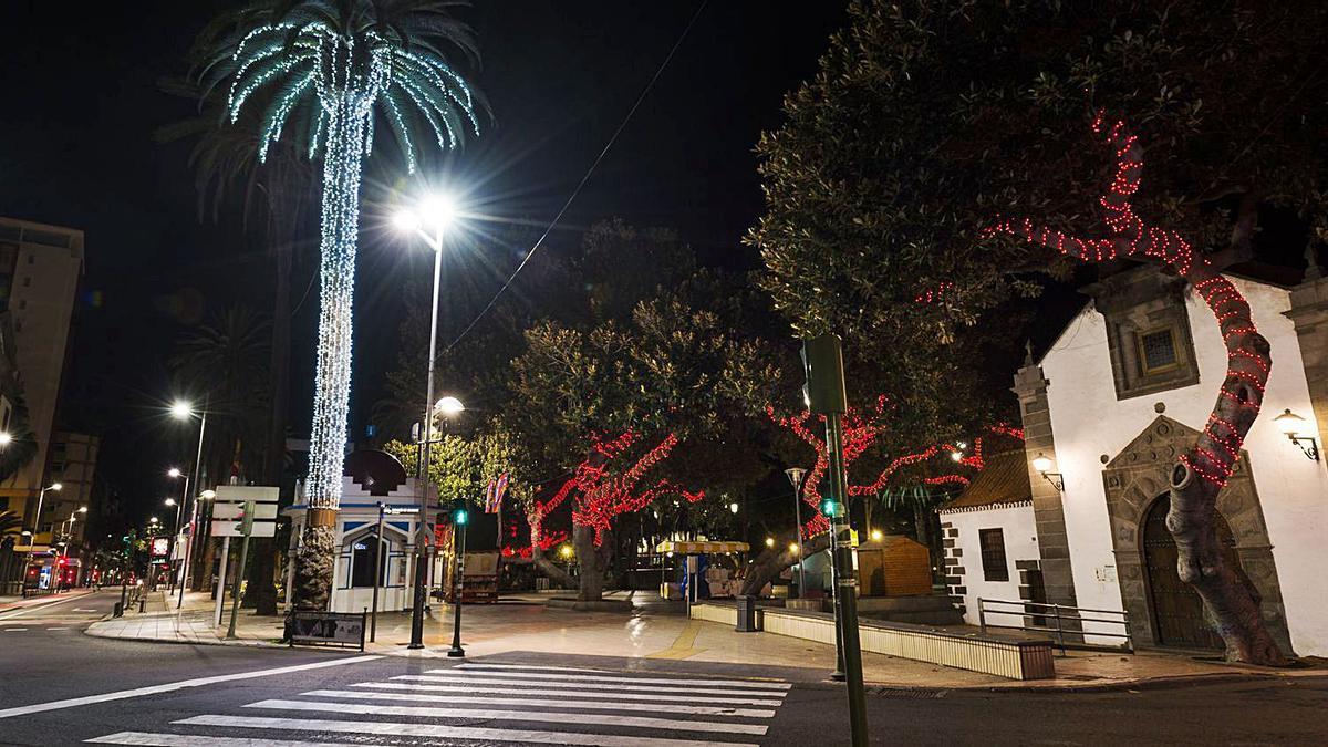 El parque San Telmo, totalmente desierto la madrugada del pasado miércoles. | | ANDRÉS CRUZ