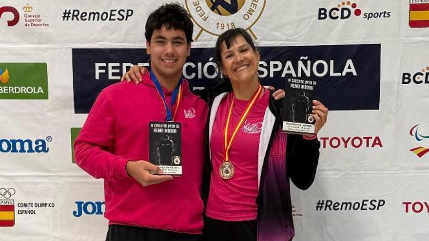 Deportistas del Club Rem Cia Gandia en el podio nacional