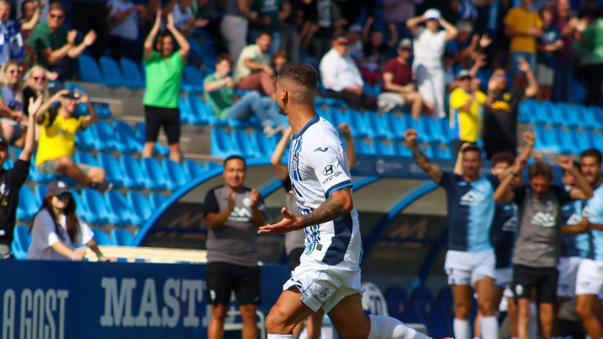 Celebración de Roberto Alarcón tras su gol frente al Melilla