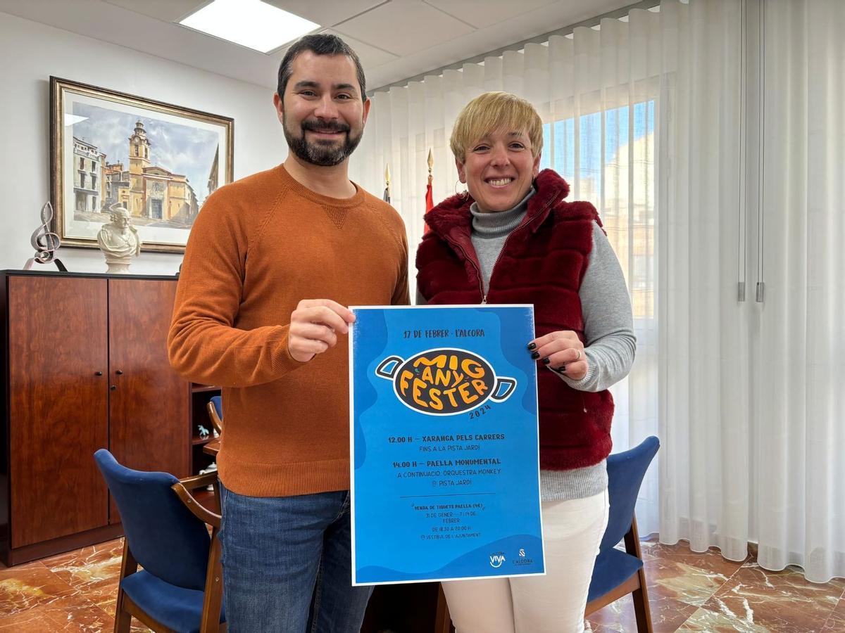 El alcalde de l'Alcora, Samuel Falomir; y la edila de Fiestas, Vanessa Periz, presentaron el cartel del Mig Any Fester.
