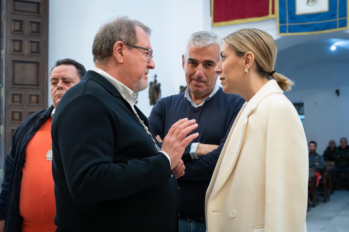 Galería | Así entregó María Guardiola el manto 209 a la Virgen de la Montaña