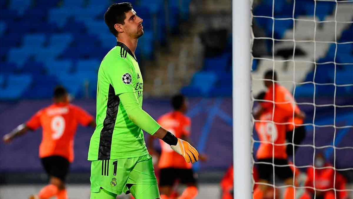 Courtois, solo ante el peligro