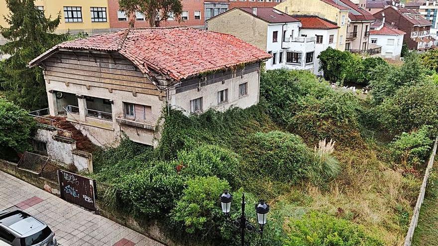 Los vecinos se quejan por una casa abandonada en Ciudad Naranco  | LNE