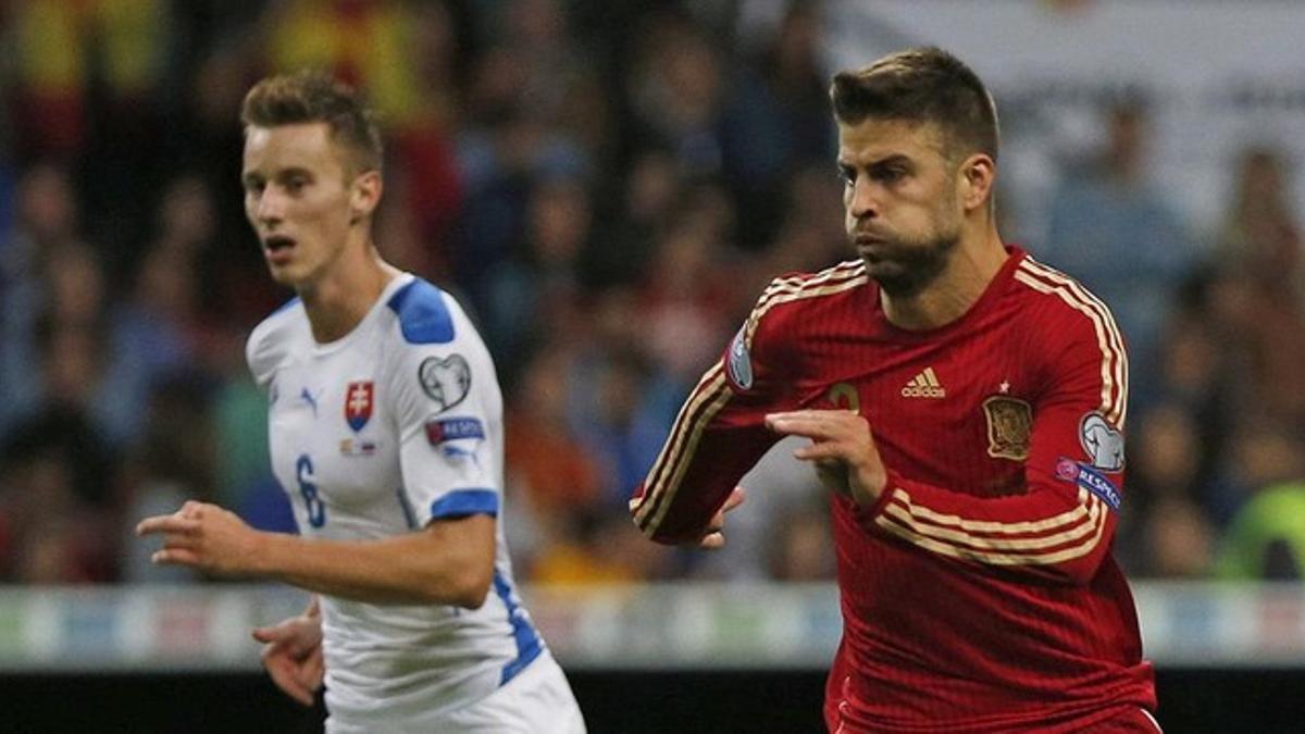 Piqué, durante un encuentro con la selección