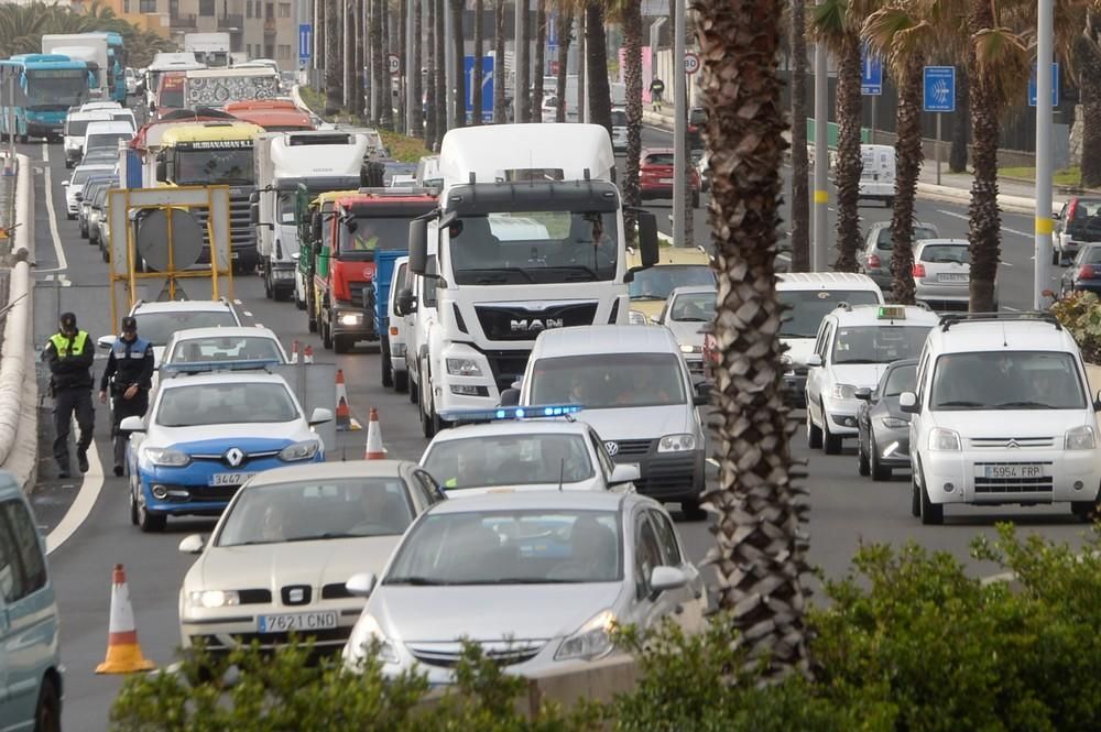 Colas de entrada a la ciudad por el socavón de la Avenida Marítima