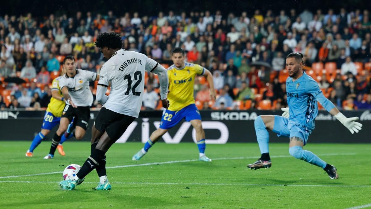 Thierry Correia remata de rabona ante el guardameta argentino del Cádiz, Jeremias Ledesma