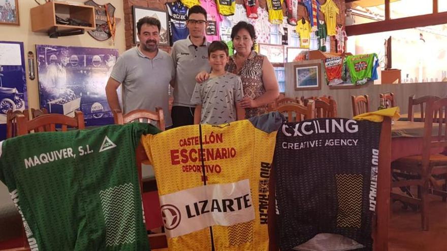Eugenio Sánchez, con los maillots ganados en la Volta, junto a su padre Eugenio, su madre, María Isabel López, y a su hermano Iván
