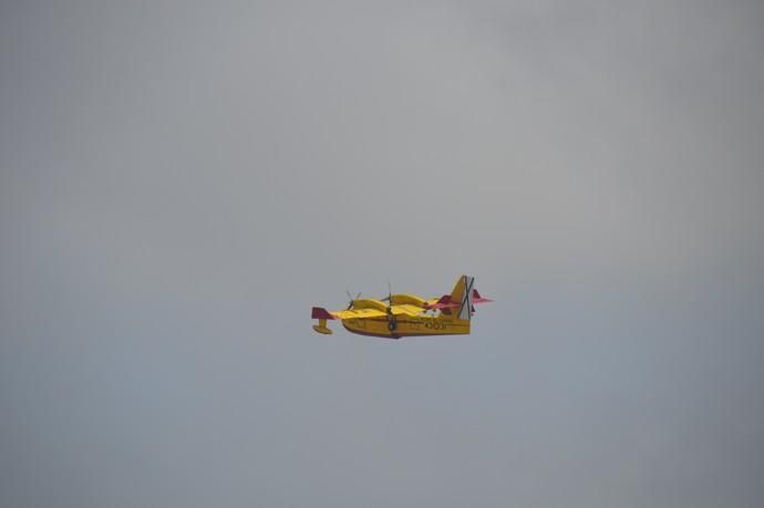 Los hidroaviones cargan agua en el Puerto de Las Palmas - Incendio Gran Canaria 2019