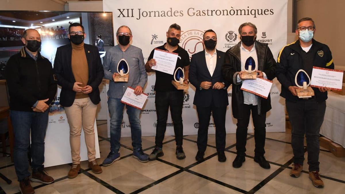 El alcalde, José Benlloch; el edil Diego Vila; y el presidente de Ashiovi, Emilio Miralles, junto a los premiados por la mejor olla de la Plana en Vila-real del 2021.