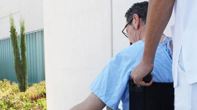Un enfermo recibe terapia por problemas mentales. |   // E. P.