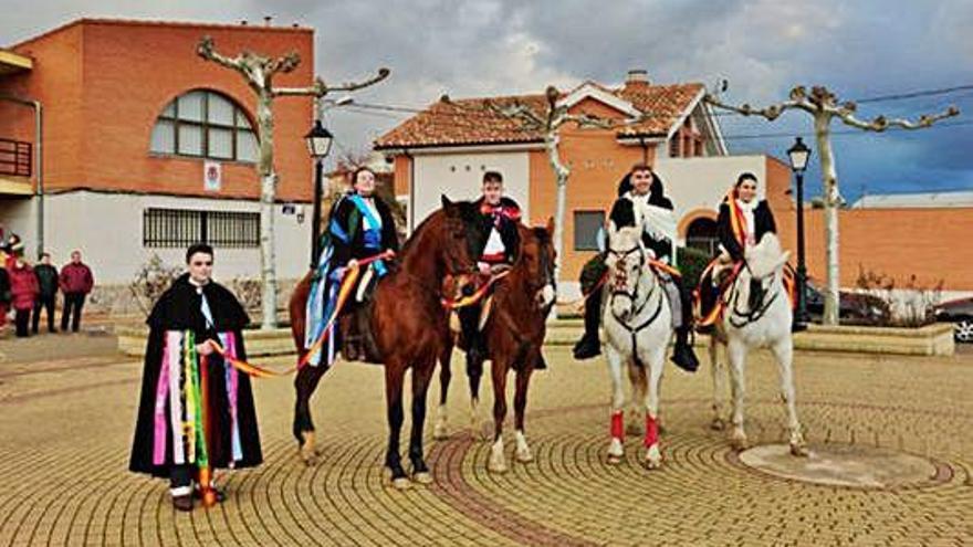 Los quintos en la plaza con la cinta del premio.