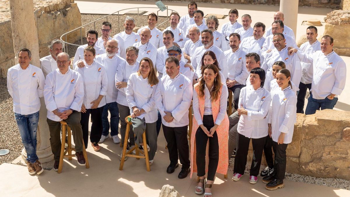 Los cocineros con tres soles de la guía Repsol posan para la foto de familia este lunes, en el Foro Romano de Cartagena (Murcia).