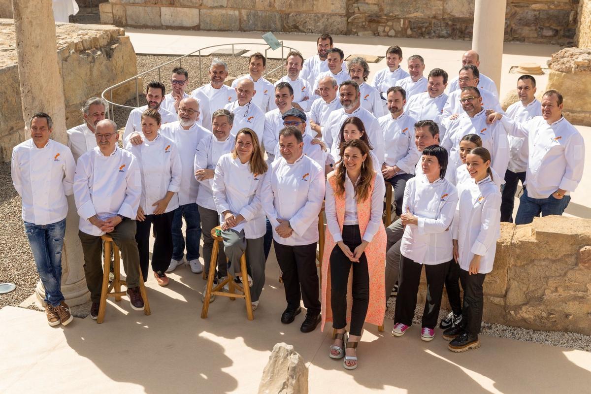 Los cocineros con tres soles de la guía Repsol posan para la foto de familia este lunes, en el Foro Romano de Cartagena (Murcia).