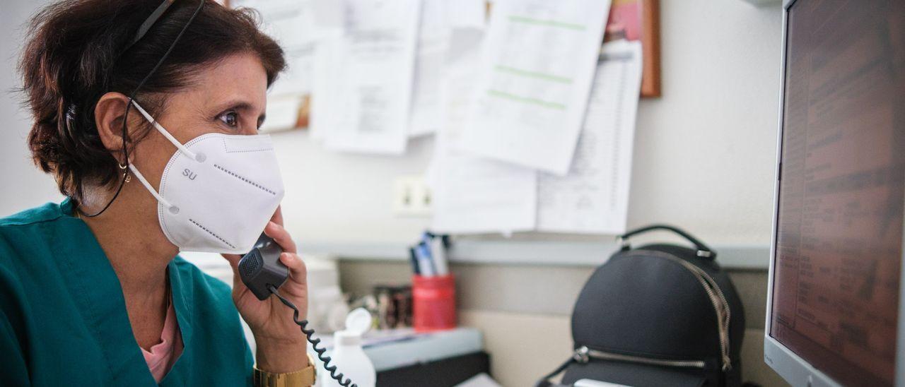 Una médico de familia pasa consulta en su centro de salud.