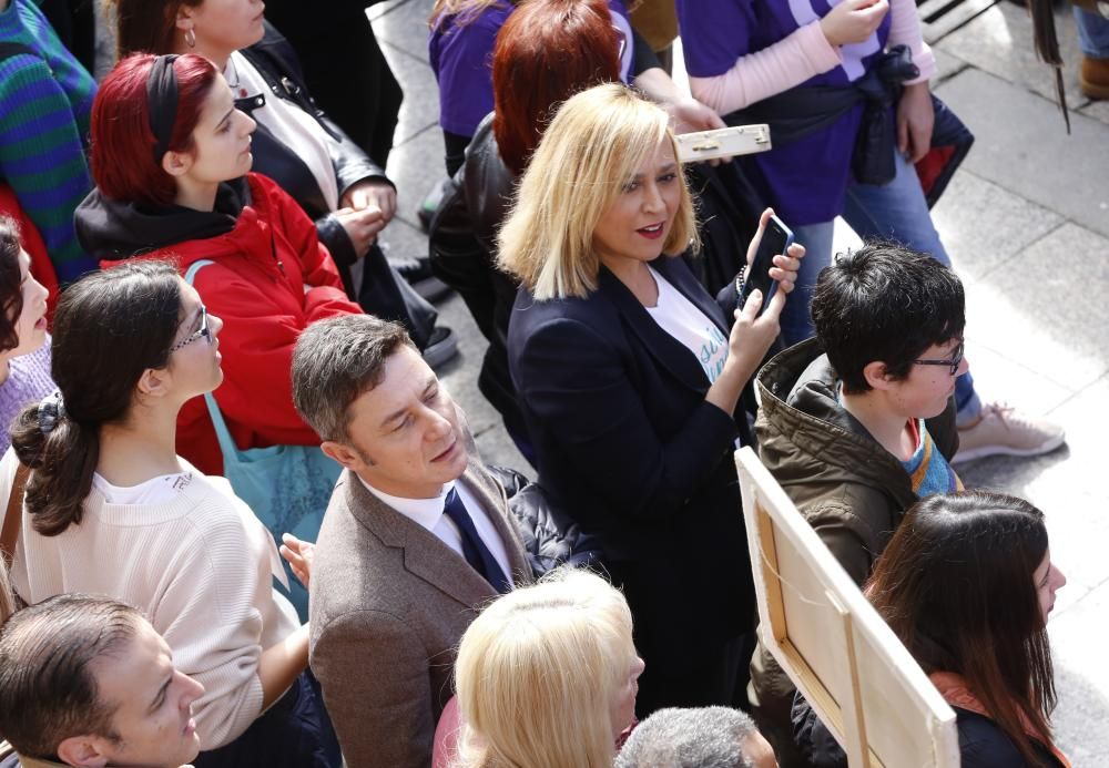 Elena Muñoz junto a Miguel Fidalgo en la concentración matinal del Día Internacional de la Mujer por el 8M