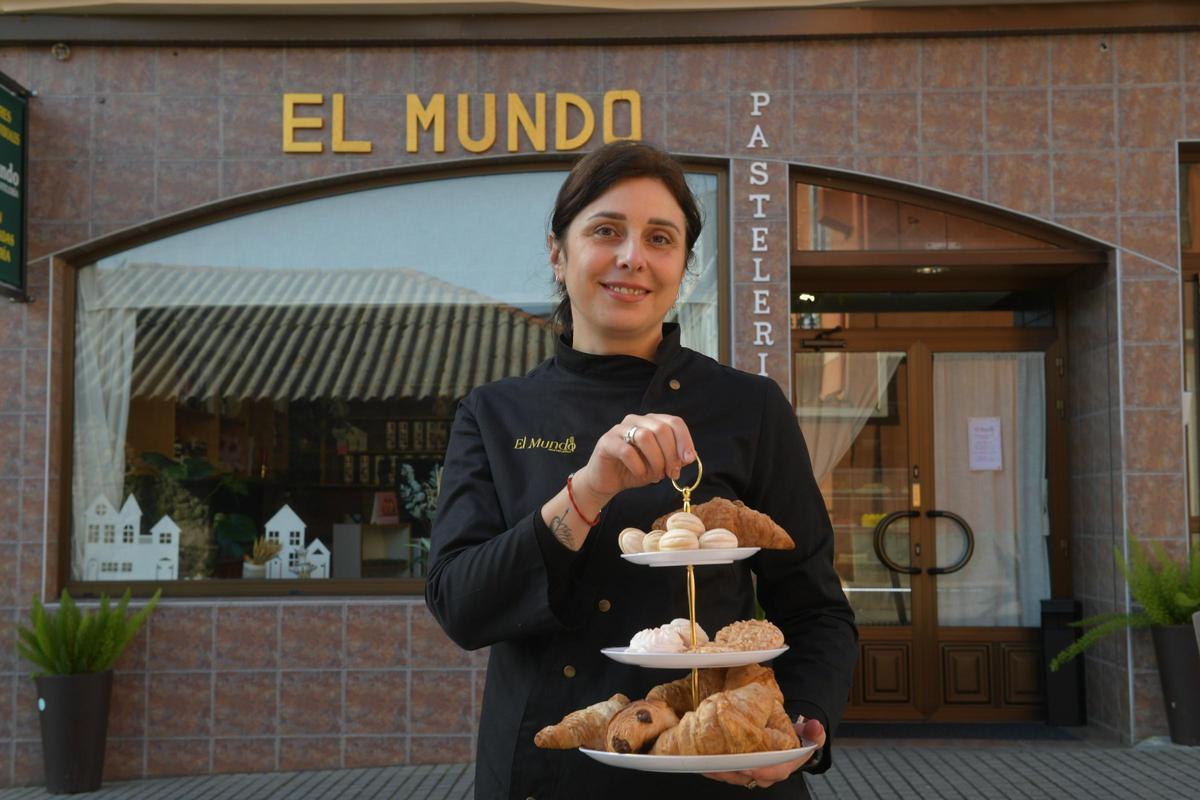 Tatiana Narlian posa con dulces frente a su pastelería El Mundo.