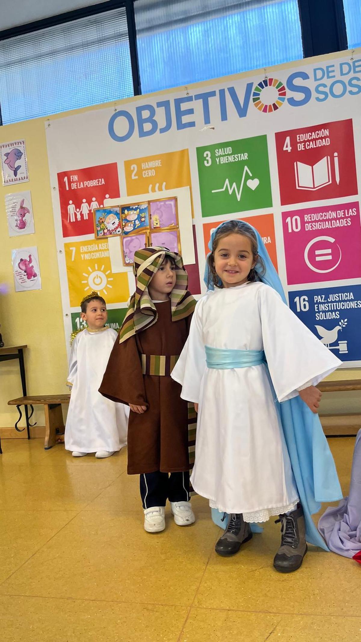 La Virgen María y san José, con un ángel detrás, en el colegio Divina Providencia