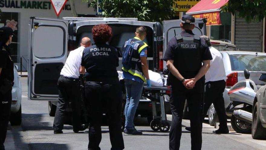 Operarios de la funeraria trasladan los cuerpos de Ana Lucía Silva y su asesino, Salvador Ramírez, el pasado viernes en Córdoba.