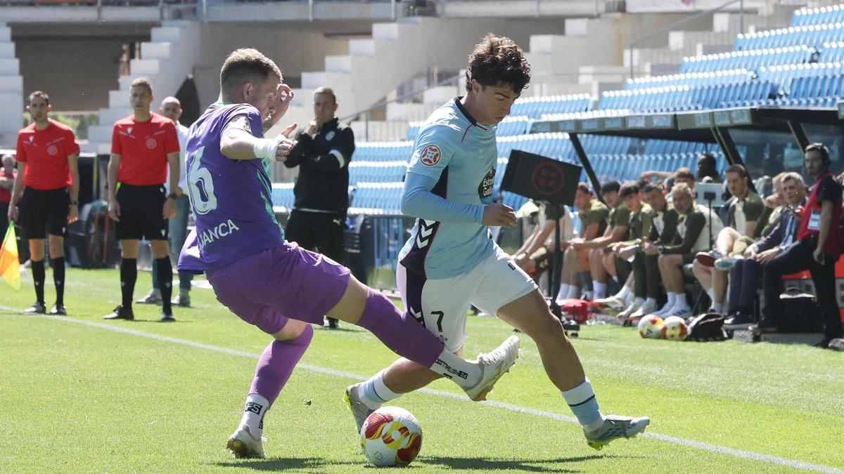 Hugo González intenta escapar de un rival en Balaídos.