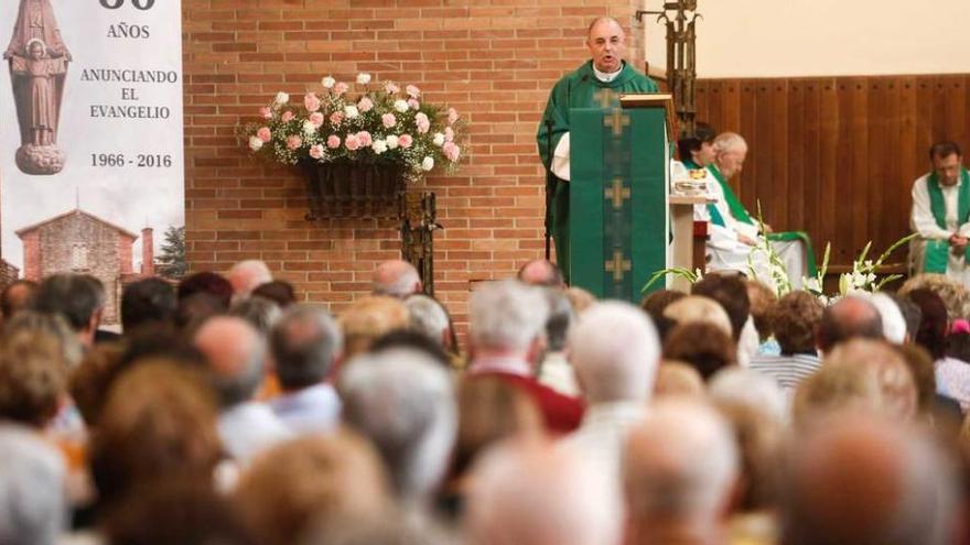 Un momento de la misa celebrada ayer en la iglesia de Piedras Blancas.