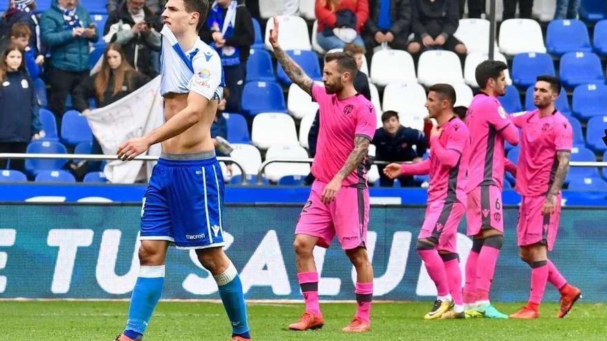 Los jugadores del Levante, a la derecha, celebran uno de sus goles en Riazor mientras Schär, en primer término, se lamenta.