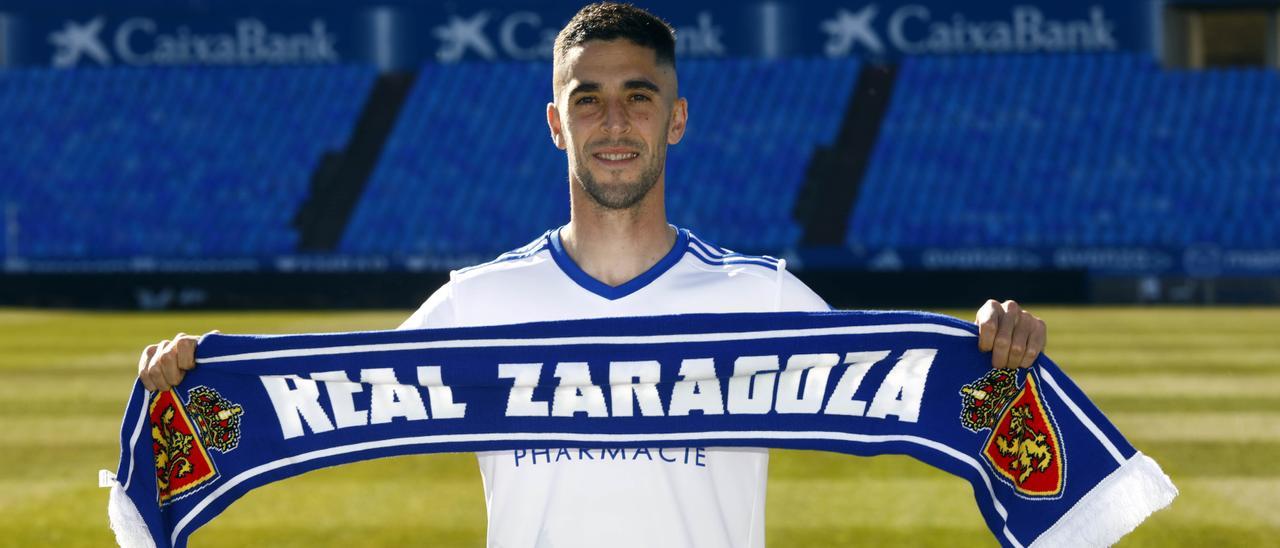 Sabin Merino sostiene una bufanda del Real Zaragoza en su presentación.