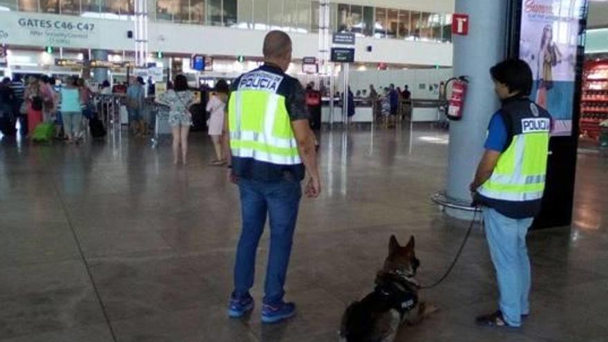 Dos policías nacionales de servicio en el aeropuerto de Alicante-Elche.