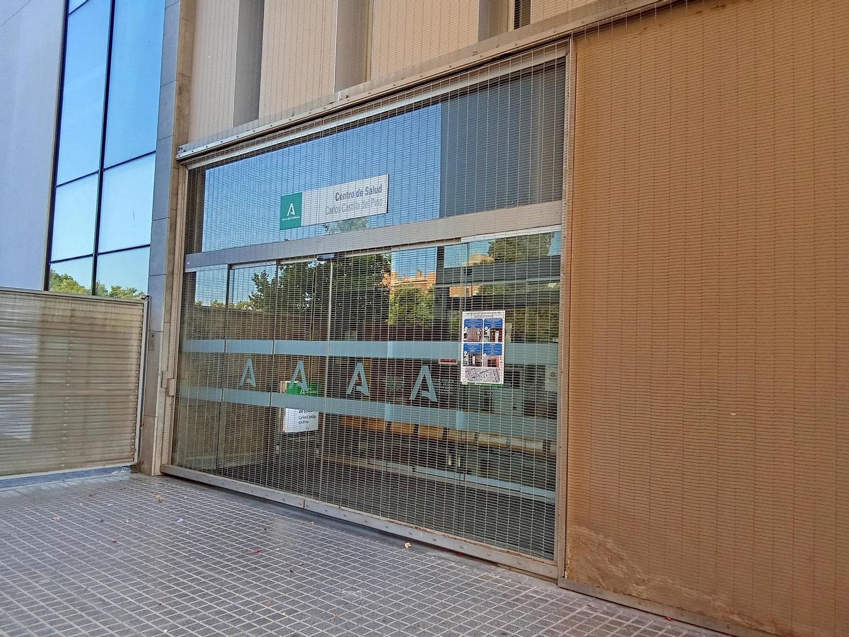 Centro de salud Castilla del Pino, cerrado por la tarde en verano de este año.