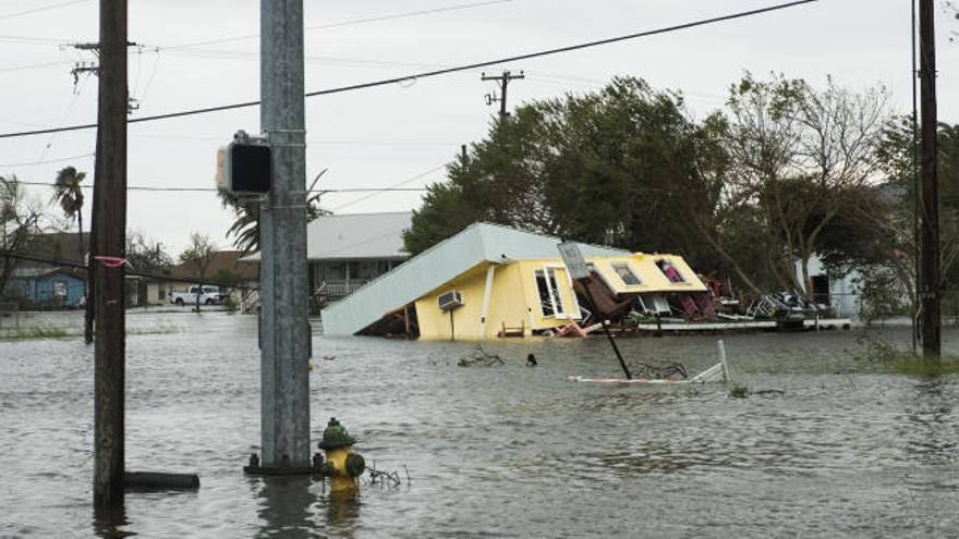 Rescate in extremis en Texas ante la fuerza del huracán Harvey