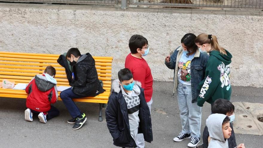 Alumnos durante el recreo este jueves.