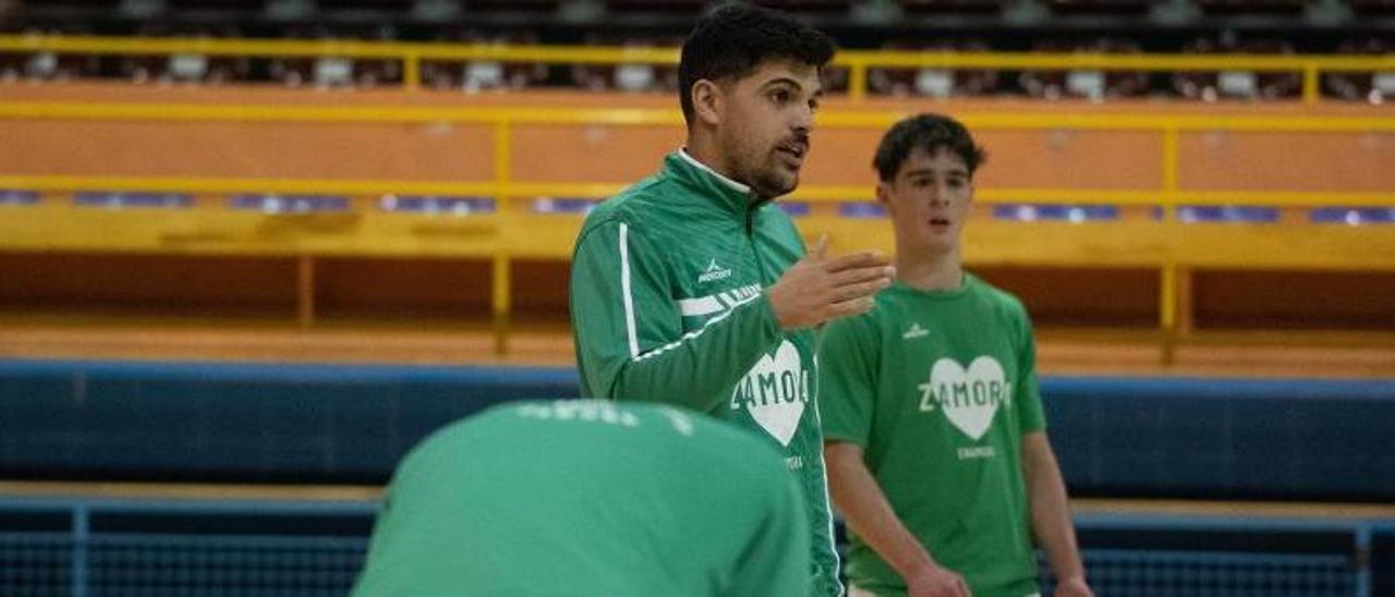 Sergio Navarro da indicaciones a los jugadores en la sesión de ayer. | J. L. F.