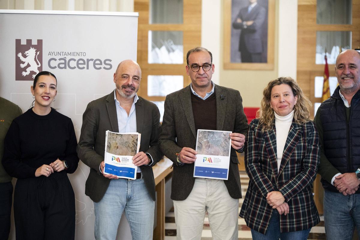 El alcalde Rafa Mateos, junto a varios concejales del equipo de Gobierno, tras la presentación de la reforma del paseo de Cánovas.