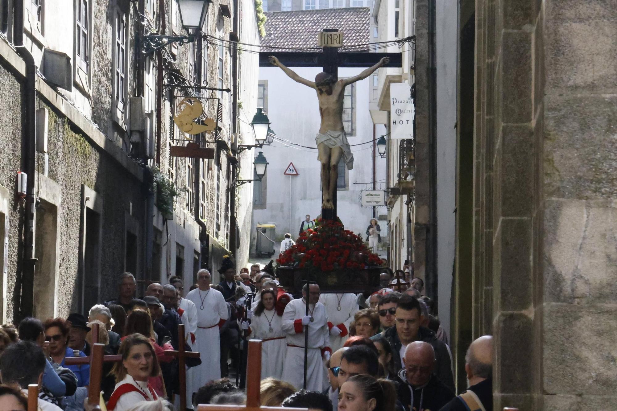 La procesión del Cristo de la Paciencia despide la Semana Santa compostelana