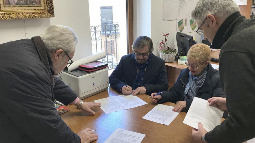 El diputado provincial y la alcaldesa firmando la recepción de las obras.