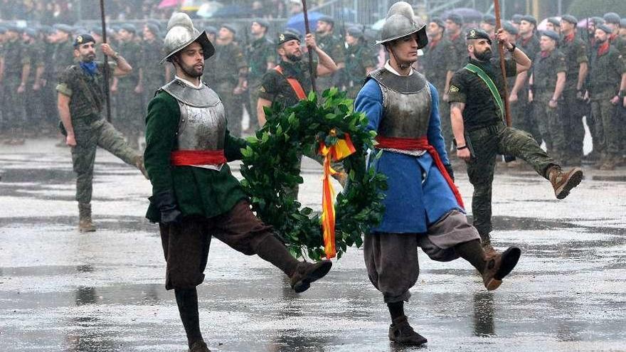 Soldados ataviados con el traje de los tercios homenajean a los caídos. // R. V.