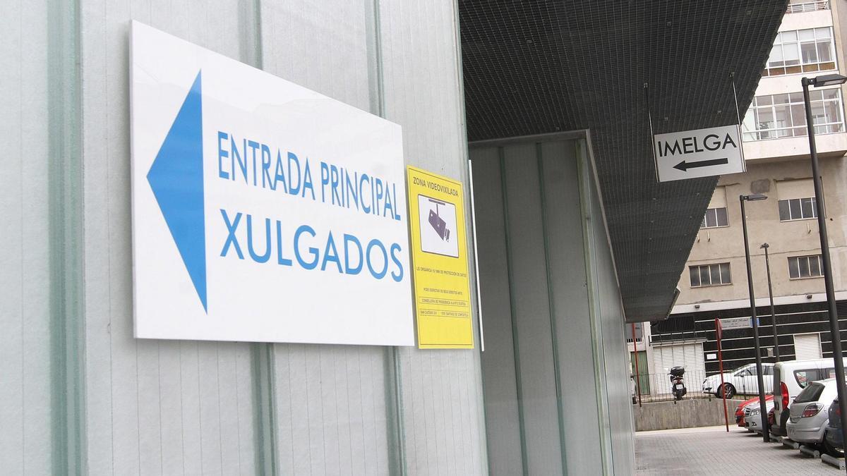 Entrada a las dependencias del servicio forense del Imelga en el edificio judicial de Ourense.