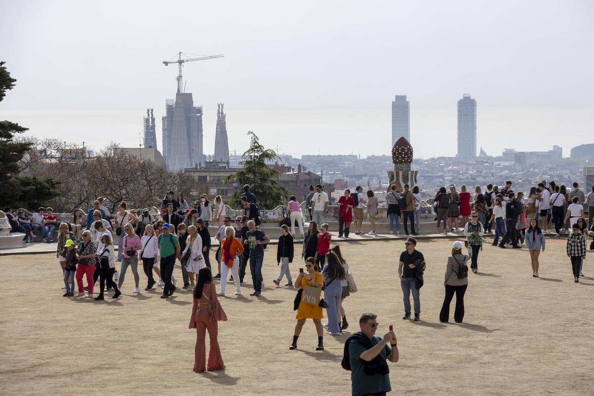Turistas en el parque Güell, en Barcelona, en abril de 2022.