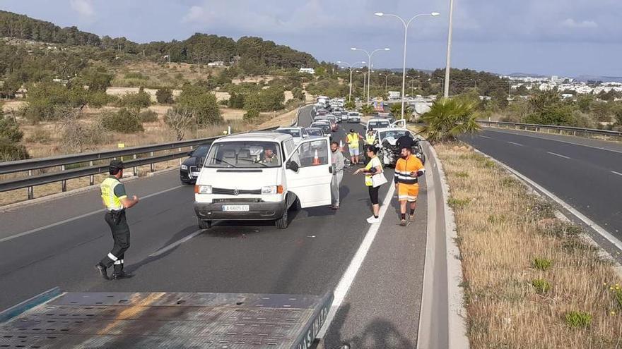 Retenciones de casi una hora por un accidente con tres coches implicados en Ibiza