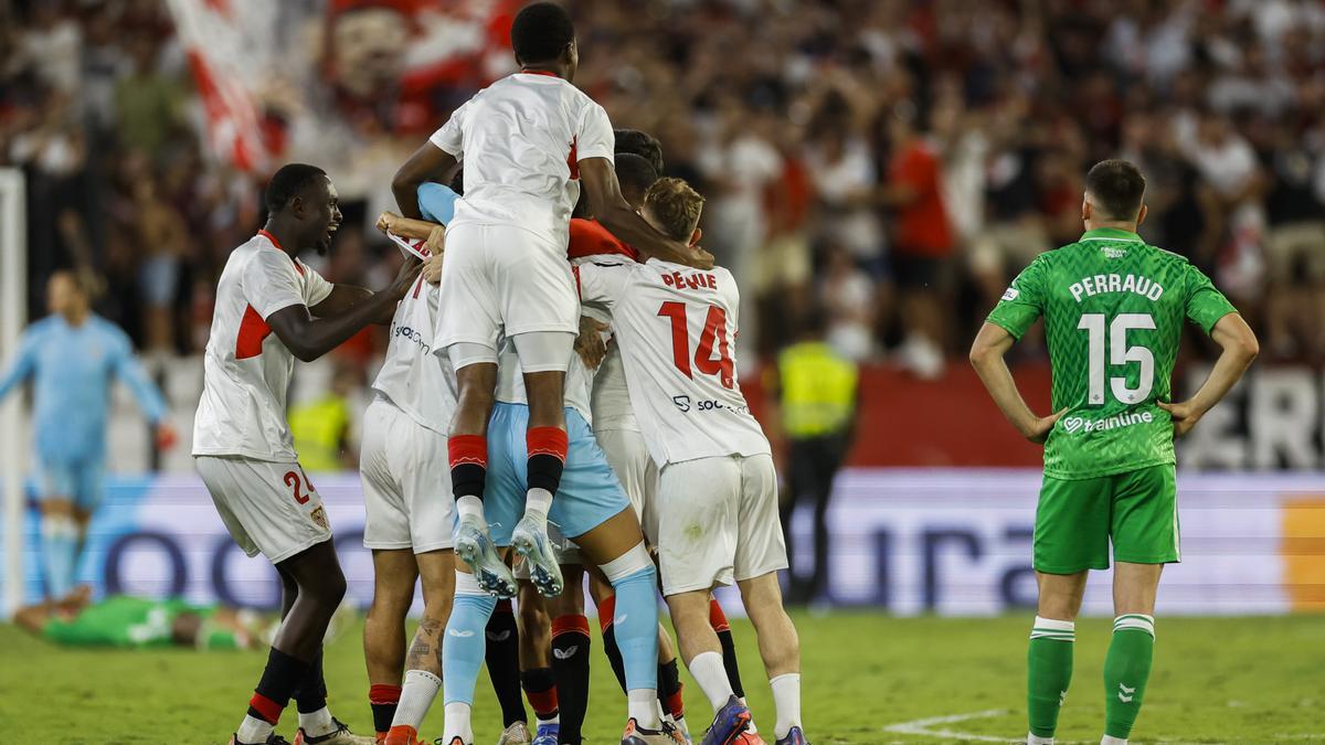 Los jugadores del Sevilla celebran la victoriA.