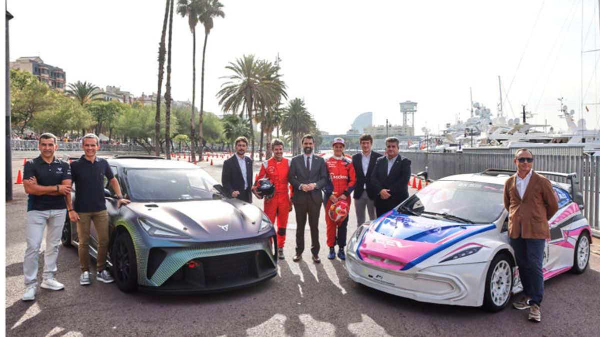 Laia Sanz, Carlos Checa y Jordi Gené, junto al presidente del Circuit Roger Torrent