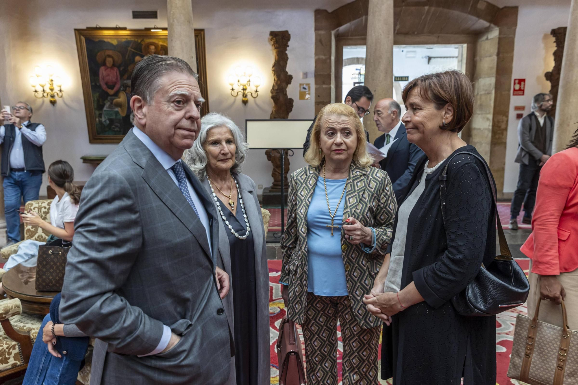 La Asociación Día de Galicia en Asturias entrega su medalla de oro a Adrián Barbón y Carmen Moriyón