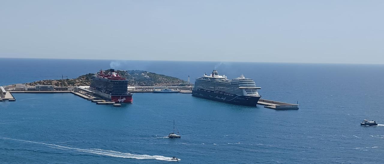 Dos cruceros en Ibiza el pasado sábado. César Navarro