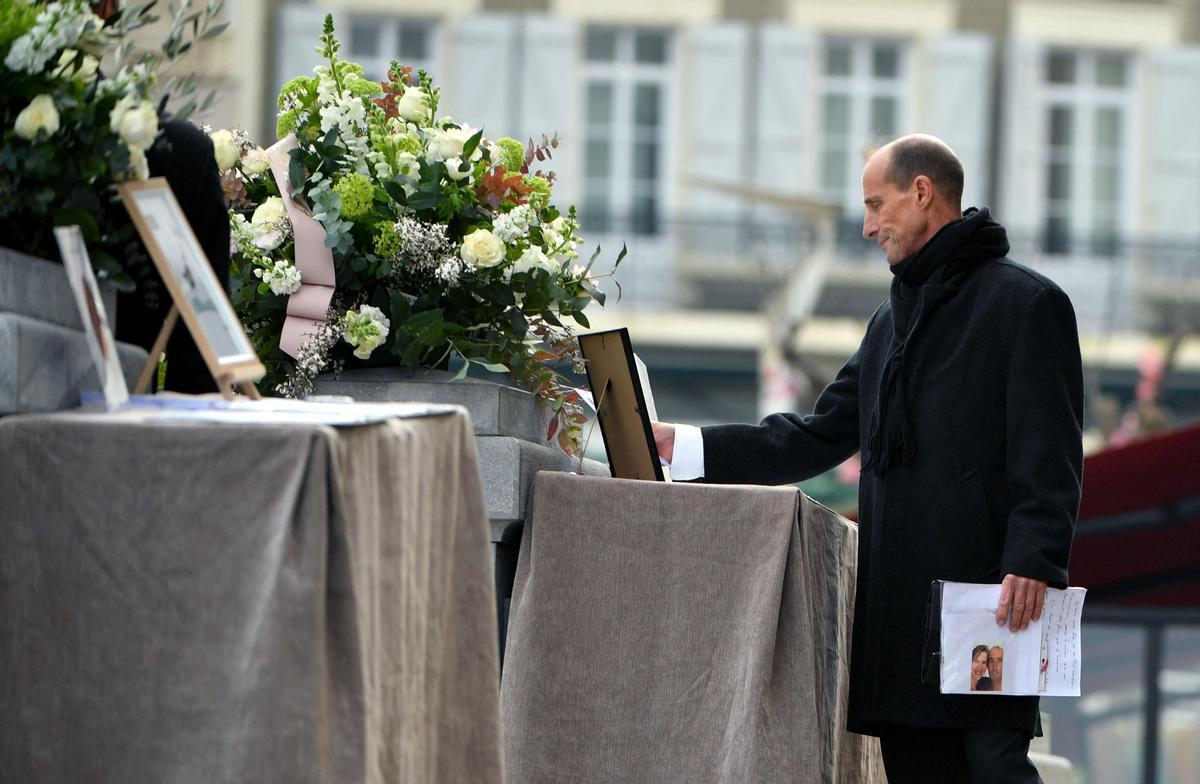 El compañero de Agnes Lassalle, Stephane Voirin, baila cerca del ataúd durante la ceremonia fúnebre de la profesora de francés Agnes Lassalle en Biarritz, Francia