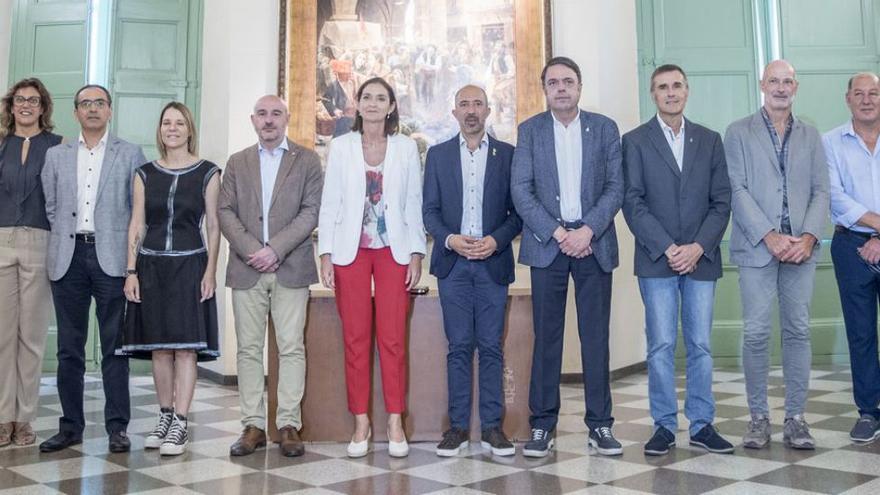 La ministra amb l’alcalde, regidors i, a la seva esquerra, el subdelegat a Catalunya del govern de l’estat | FOTOGRAFIES: OCAR BAYONA