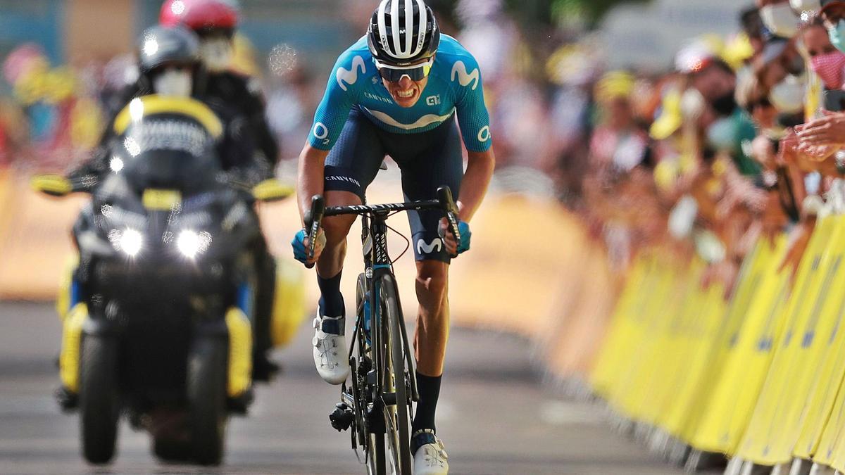 Enric Mas aprieta durante su llegada a la meta de ayer en Mont Ventoux. | EFE