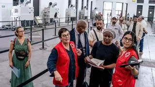 Unas 200 personas hacen cola el primer día de asesoramiento para la regularización extraordinaria en la Fira de Montjuïc