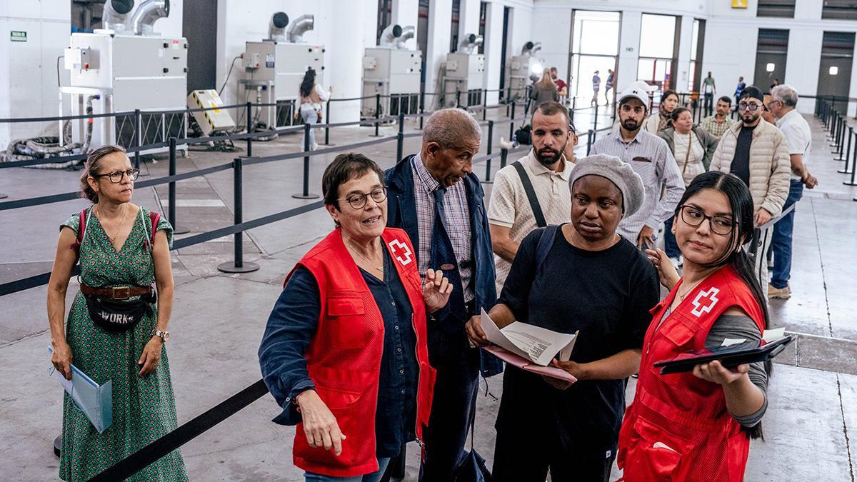 Cues el primer dia d’assessorament per a la regularització extraordinària a la Fira de Montjuïc