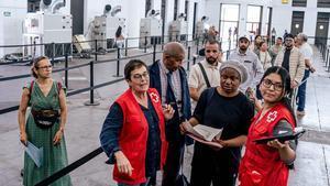 Colas el primer día de asesoramiento para la regularización extraordinaria en la Fira de Montjuïc