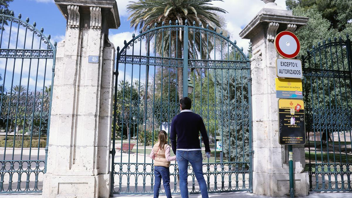 Un padre  y su hijo observan el parque de Viveros, cerrado en una foto de archivo.